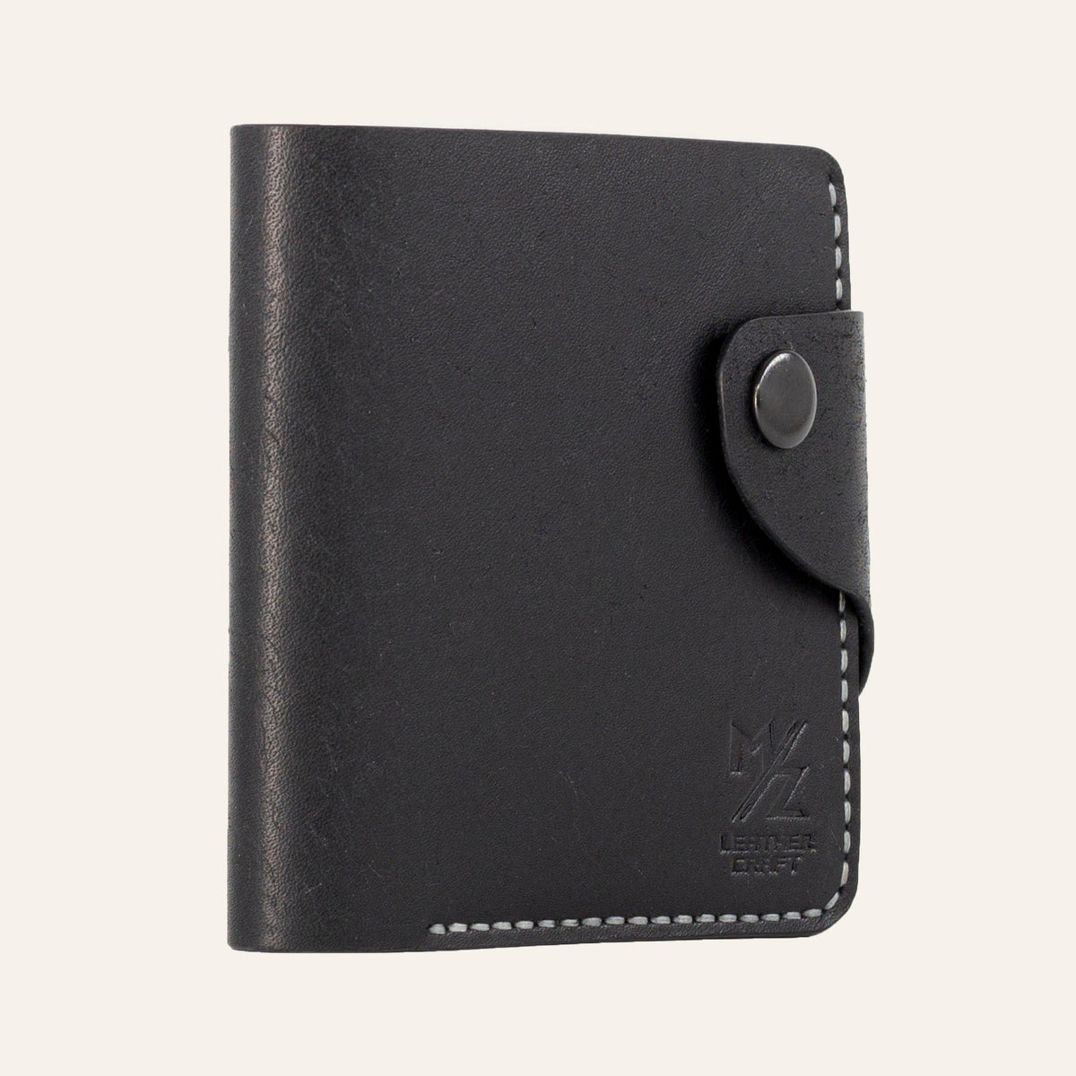 MZ Leather Craft kapalı yatay siyah Pueblo deri klasik erkek cüzdanı, çıtçıtlı bütünleşik kapama kayışını ve gri el dikişi profil yapısını gösteren tam yan profil görünümü