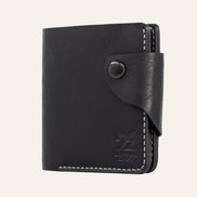 MZ Leather Craft kapalı yatay siyah Pueblo deri klasik erkek cüzdanı, ön yüzey dokusunu, kontrast gri el dikişli ön-diyagonal profili ve alt köşedeki kabartmalı MZ logosunu gösteren görünüm