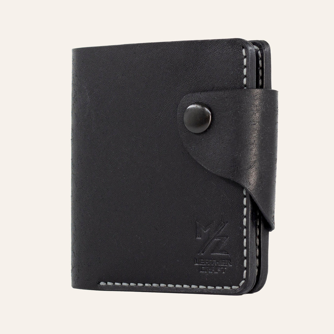 MZ Leather Craft kapalı yatay siyah Pueblo deri klasik erkek cüzdanı, ön yüzey dokusunu, kontrast gri el dikişli ön-diyagonal profili ve alt köşedeki kabartmalı MZ logosunu gösteren görünüm