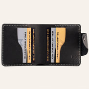 MZ Leather Craft açık siyah Pueblo deri yatay cüzdan, altı kart yuvasını dolu olarak gösteren iç görünüm. Gold ve silver sample kartlar ve metinleri ile gri saraç dikişler ve MZ logosu net