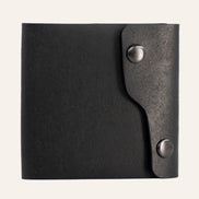MZ Leather Craft çift çıtçıtlı dil kapaklı siyah Pueblo deri erkek cüzdanı, kapalı önden görünüm ve asimetrik kapak tasarımı