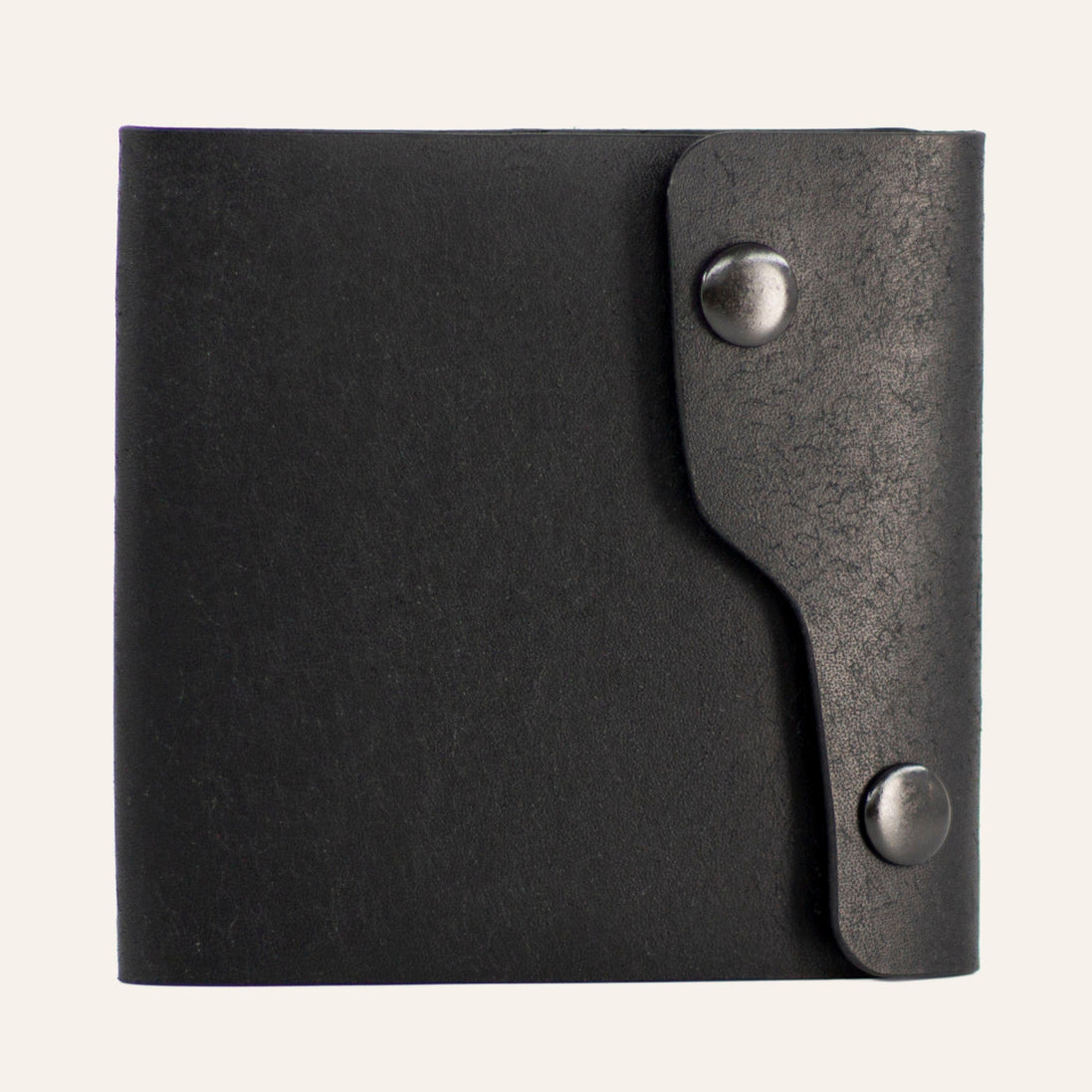 MZ Leather Craft çift çıtçıtlı dil kapaklı siyah Pueblo deri erkek cüzdanı, kapalı önden görünüm ve asimetrik kapak tasarımı
