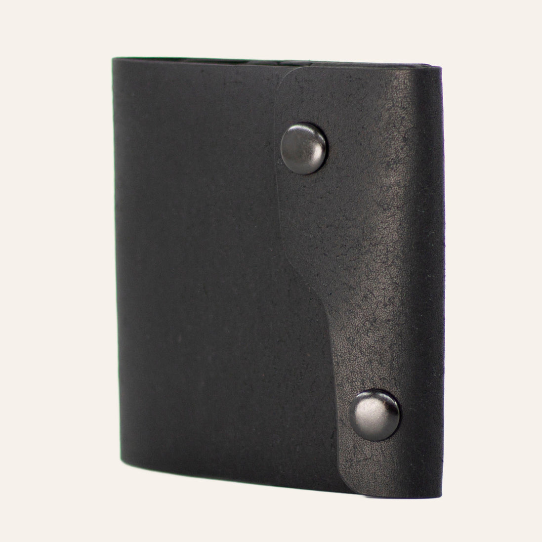 MZ Leather Craft siyah Pueblo deri dil kapaklı cüzdan, kapalı hafif açılı sağ profil görünümü, çift çıtçıt detayı ve kapak yapısı