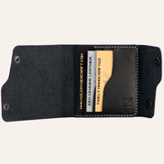 MZ Leather Craft açık dil kapaklı siyah Pueblo deri cüzdan iç görünüm, dikey kart yuvaları, tanıtım kartları, kabartmalı MZ logosu ve kontrast gri saraç dikişleri