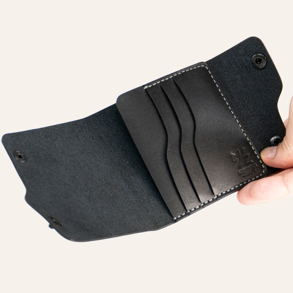 MZ Leather Craft açık dil kapaklı siyah Pueblo deri cüzdan, el ile tutulan boş iç görünüm, kıvrımlı kart yuvaları ve gri el dikişi detayları