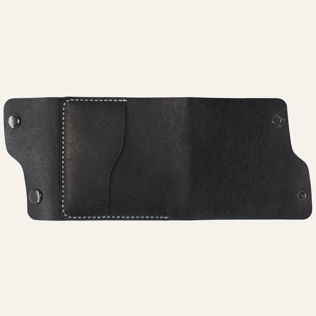 MZ Leather Craft tamamen açılmış dil kapaklı siyah Pueblo deri cüzdan, düz dış görünüm, gri el dikişli dış kart yuvası ve asimetrik kapak formu