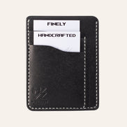 MZ Leather Craft dikey minimalist siyah Pueblo deri kartlık, kartlarla dolu önden görünüm, gri el dikişleri ve sol alt köşede kabartmalı MZ logosu