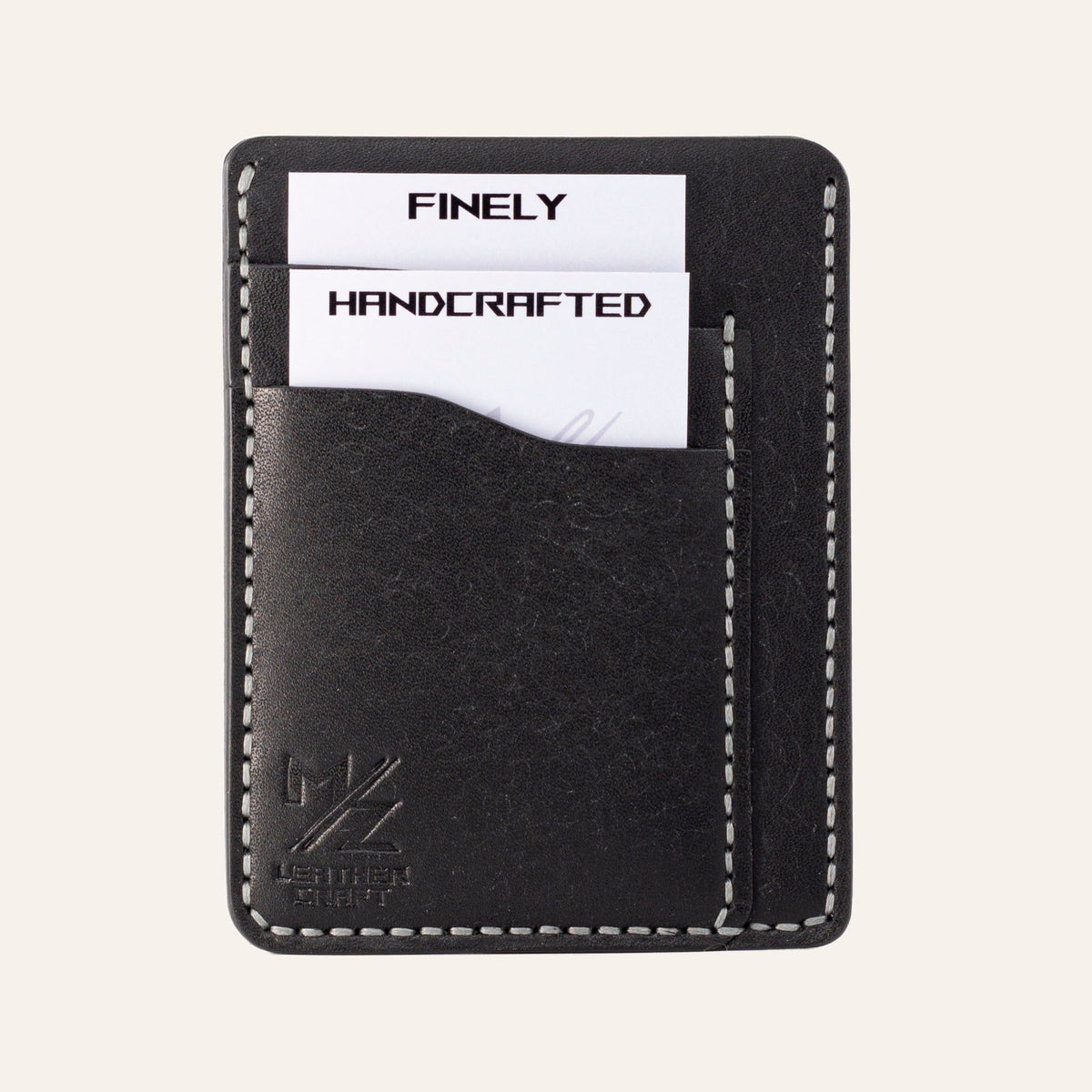 MZ Leather Craft dikey minimalist siyah Pueblo deri kartlık, kartlarla dolu önden görünüm, gri el dikişleri ve sol alt köşede kabartmalı MZ logosu
