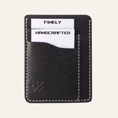 MZ Leather Craft dikey minimalist siyah Pueblo deri kartlık, kartlarla dolu önden görünüm, gri el dikişleri ve sol alt köşede kabartmalı MZ logosu
