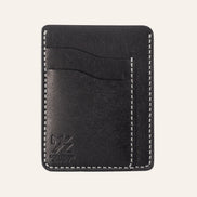 MZ Leather Craft dikey minimalist siyah Pueblo deri kartlık, boş kart yuvalarını ve mat deri dokusunu gösteren düz ön görünüm, gri el dikişleri ve kabartmalı MZ logosu