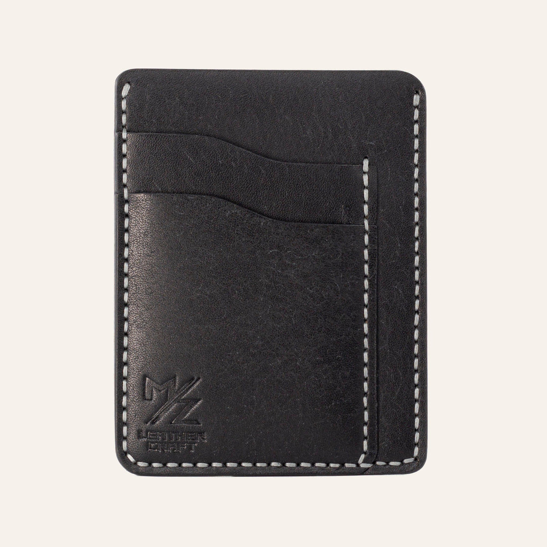MZ Leather Craft dikey minimalist siyah Pueblo deri kartlık, boş kart yuvalarını ve mat deri dokusunu gösteren düz ön görünüm, gri el dikişleri ve kabartmalı MZ logosu