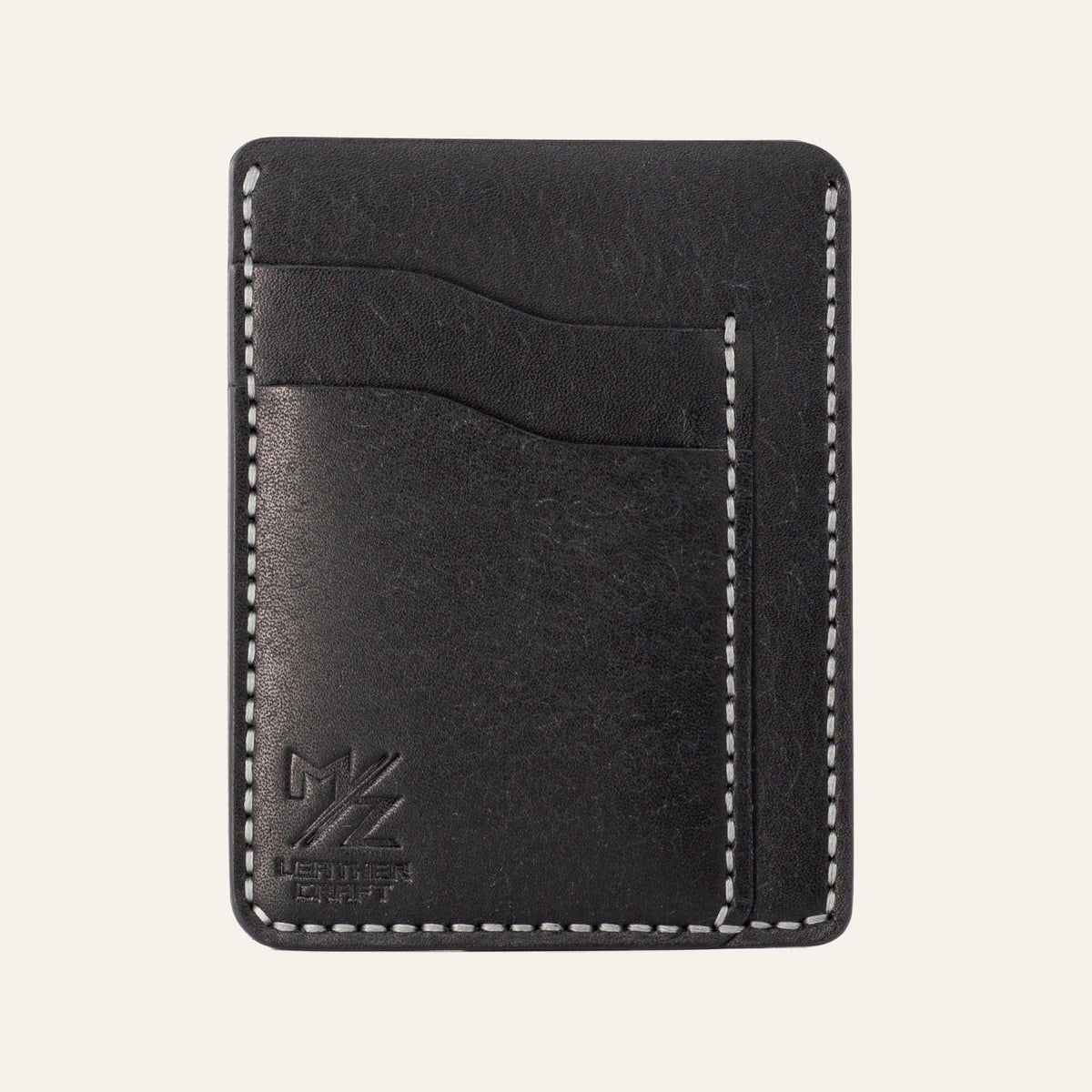 MZ Leather Craft dikey minimalist siyah Pueblo deri kartlık, boş kart yuvalarını ve mat deri dokusunu gösteren düz ön görünüm, gri el dikişleri ve kabartmalı MZ logosu