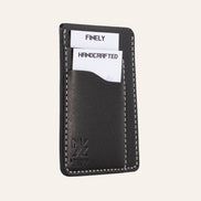 MZ Leather Craft dikey minimalist siyah Pueblo deri kartlık, kartlarla dolu hafif açılı sol profil görünümü, mat yüzey dokusu ve gri el dikişi hattı