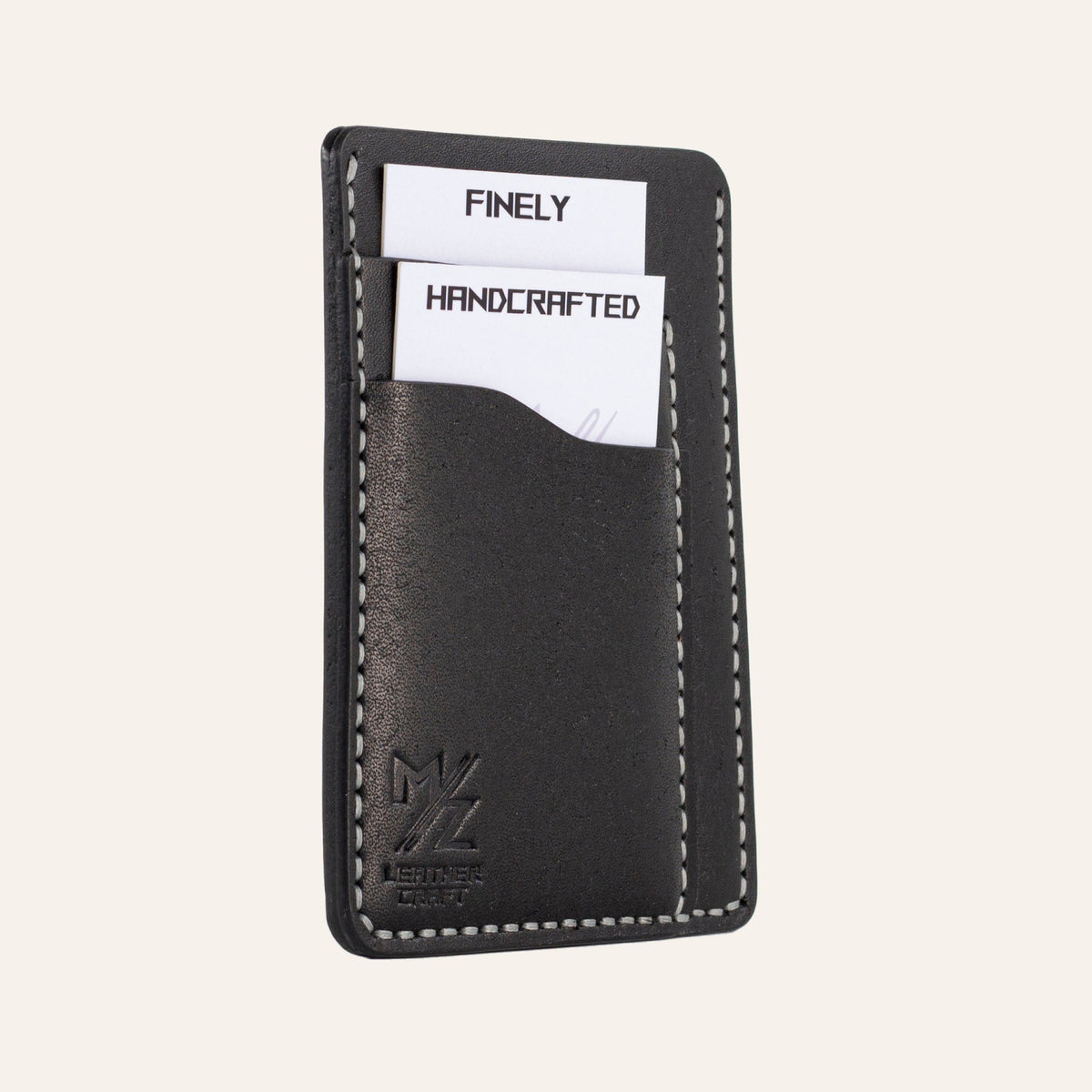 MZ Leather Craft dikey minimalist siyah Pueblo deri kartlık, kartlarla dolu hafif açılı sol profil görünümü, mat yüzey dokusu ve gri el dikişi hattı
