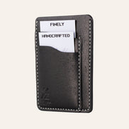 MZ Leather Craft dikey minimalist siyah Pueblo deri kartlık, kartlarla dolu hafif açılı sağ profil görünümü, dikiş kalitesi ve belirgin Pueblo deri dokusu
