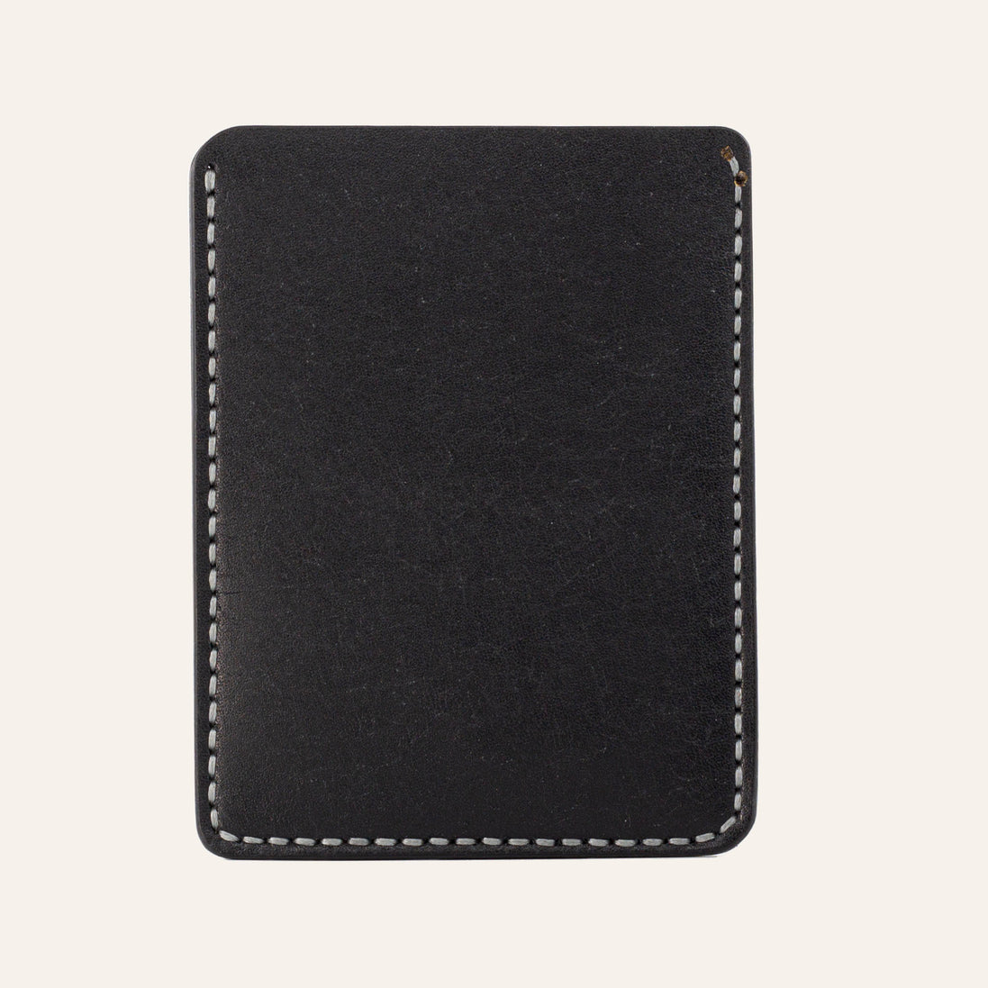 MZ Leather Craft dikey minimalist siyah Pueblo deri kartlık, pürüzsüz sürekli deri paneli ve çevreleyen gri el dikişlerini gösteren arka görünüm