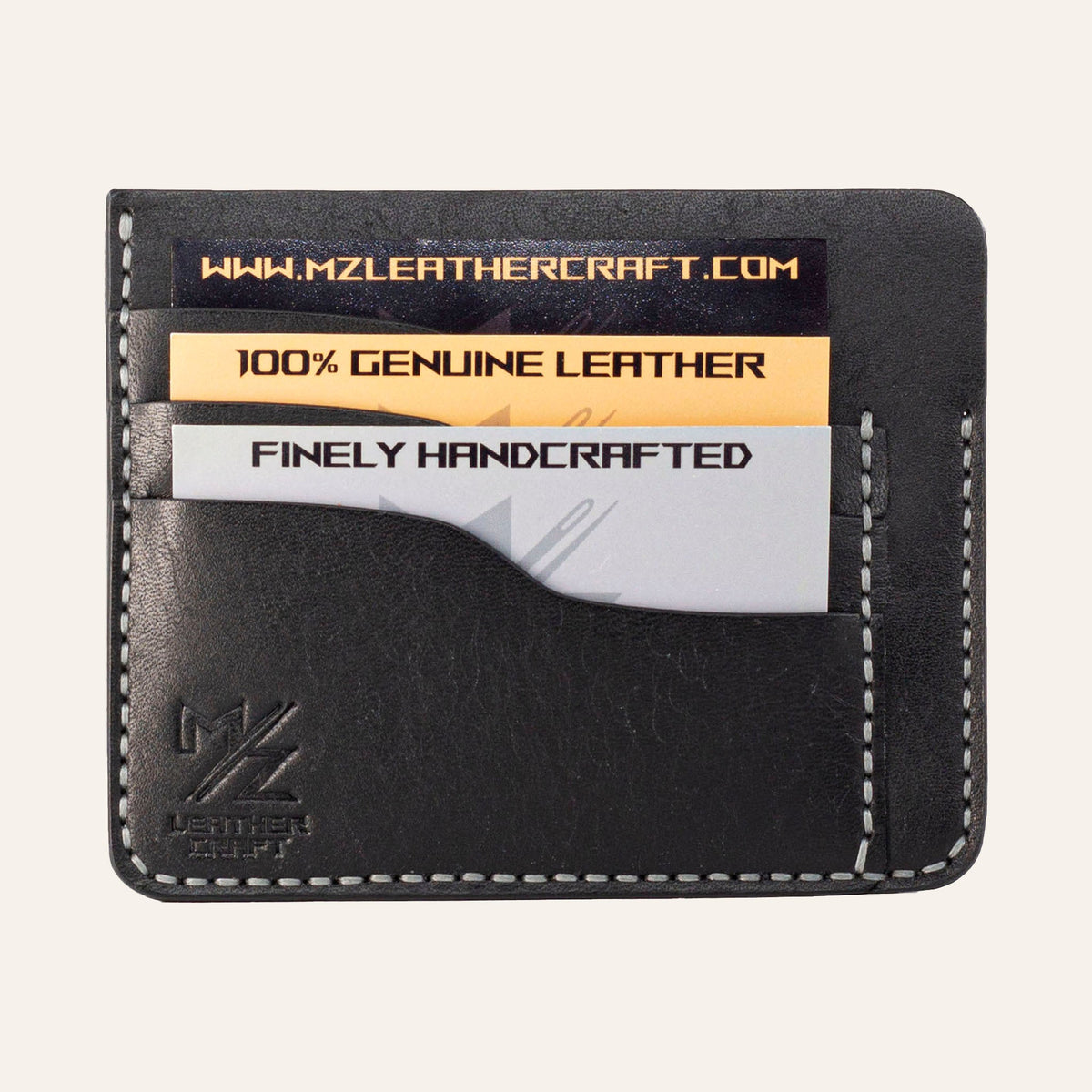 MZ Leather Craft siyah Pueblo deri ters cüzdan, kartlarla dolu düz ön görünüm, 3 ön kart yuvası, gri el dikişleri ve kabartmalı MZ logosu