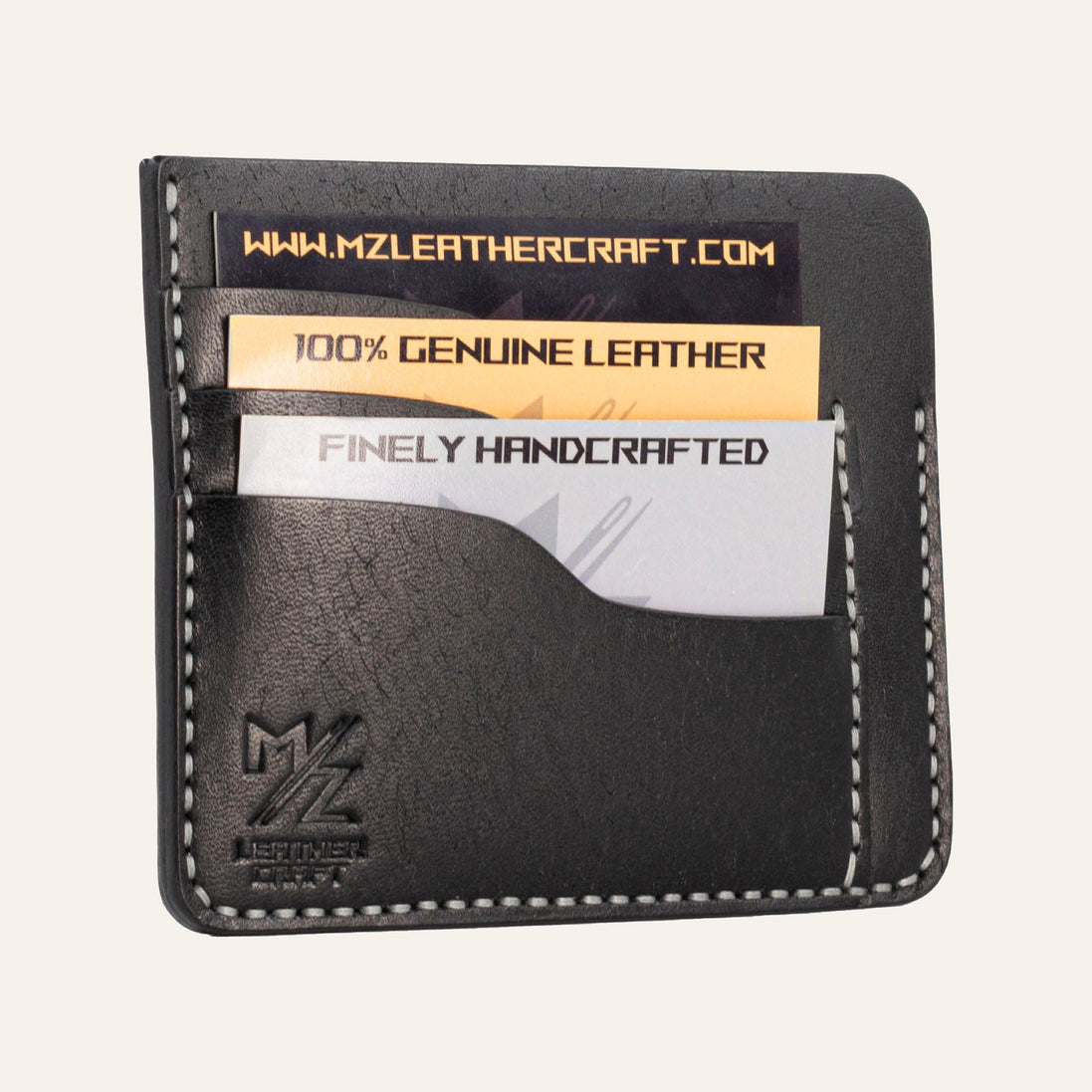 MZ Leather Craft siyah Pueblo deri ters cüzdan, kartlarla dolu hafif açılı sol profil görünümü, mat yüzey dokusu ve gri el dikişi hattı