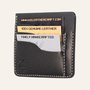 MZ Leather Craft siyah Pueblo deri ters cüzdan, kartlarla dolu hafif açılı sağ profil görünümü, gri el dikişi kalitesi ve belirgin Pueblo deri dokusu
