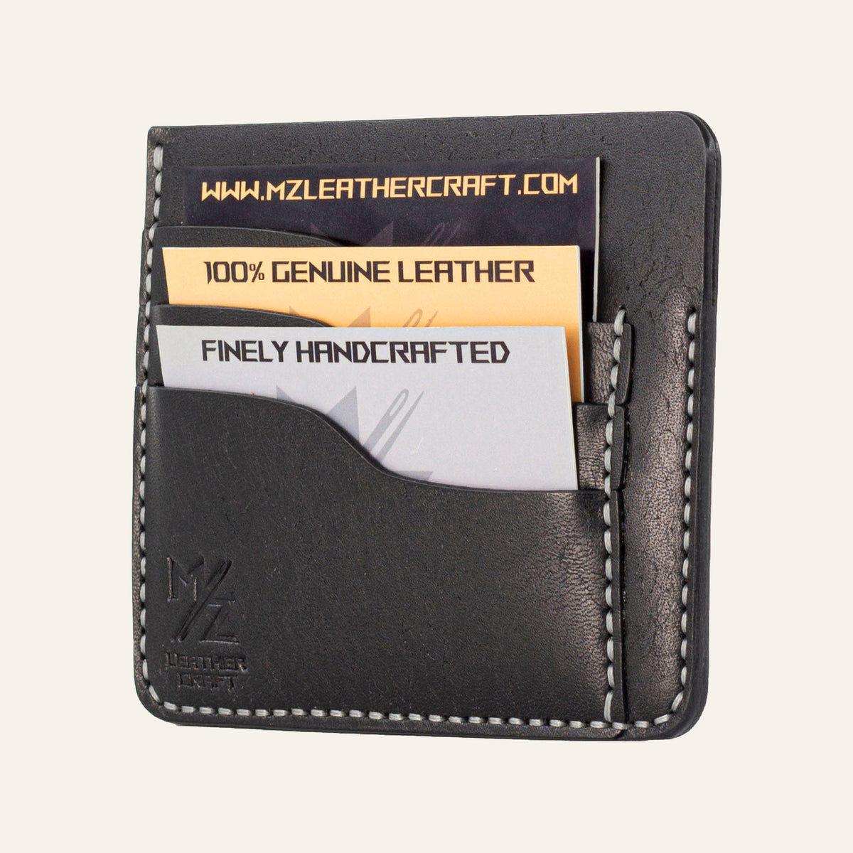 MZ Leather Craft siyah Pueblo deri ters cüzdan, kartlarla dolu hafif açılı sağ profil görünümü, gri el dikişi kalitesi ve belirgin Pueblo deri dokusu