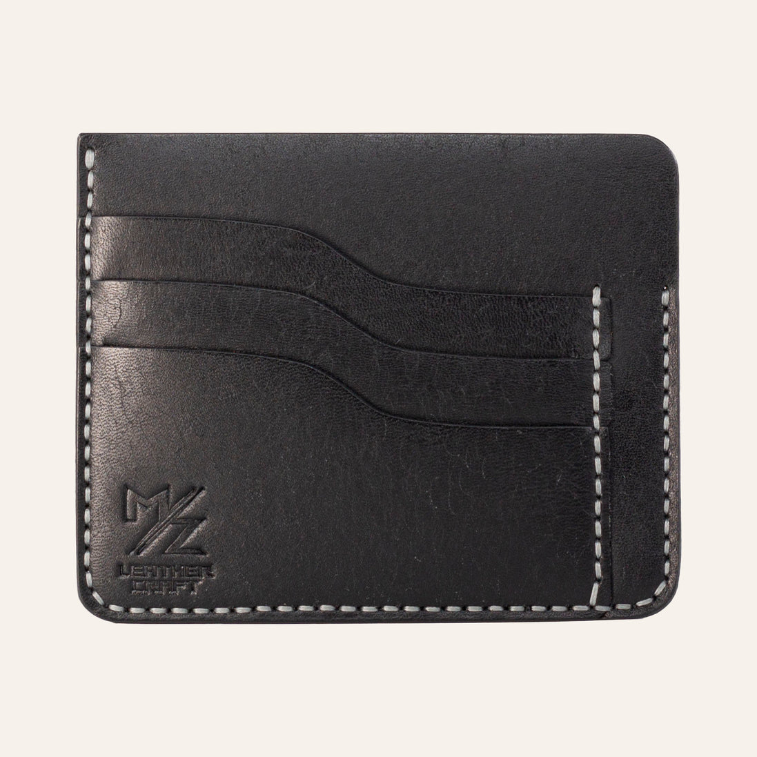 MZ Leather Craft siyah Pueblo deri ters cüzdan, 3 boş kart yuvasını ve mat deri dokusunu gösteren düz ön görünüm, gri el dikişleri ve kabartmalı MZ logosu