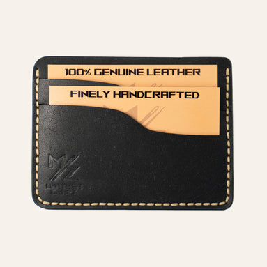 MZ Leather Craft yatay minimalist siyah Pueblo deri kartlık, kartlarla dolu önden görünüm, sarı el dikişleri ve sol alt köşede kabartmalı MZ logosu