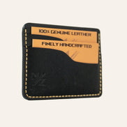 MZ Leather Craft yatay minimalist siyah Pueblo deri kartlık, kartlarla dolu hafif açılı sol profil görünümü, mat yüzey dokusu ve sarı el dikişi hattı