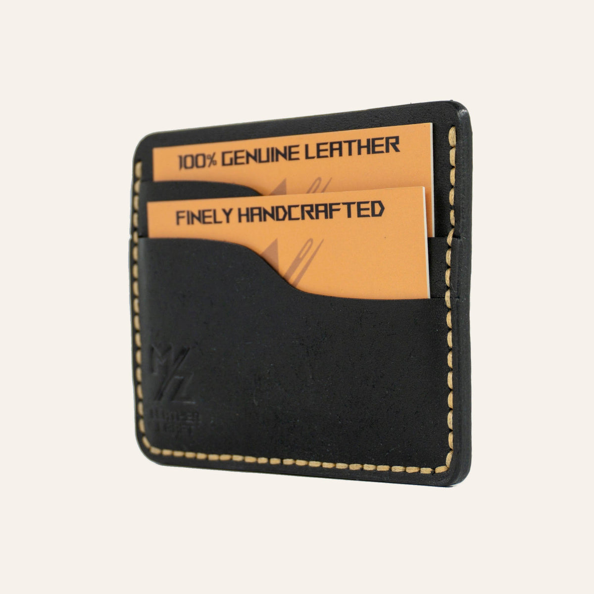 MZ Leather Craft yatay minimalist siyah Pueblo deri kartlık, kartlarla dolu hafif açılı sağ profil görünümü, sarı el dikişi kalitesi ve belirgin Pueblo deri dokusu