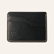 MZ Leather Craft yatay minimalist siyah Pueblo deri kartlık, boş kart yuvalarını ve mat deri dokusunu gösteren düz ön görünüm, sarı el dikişleri ve kabartmalı MZ logosu