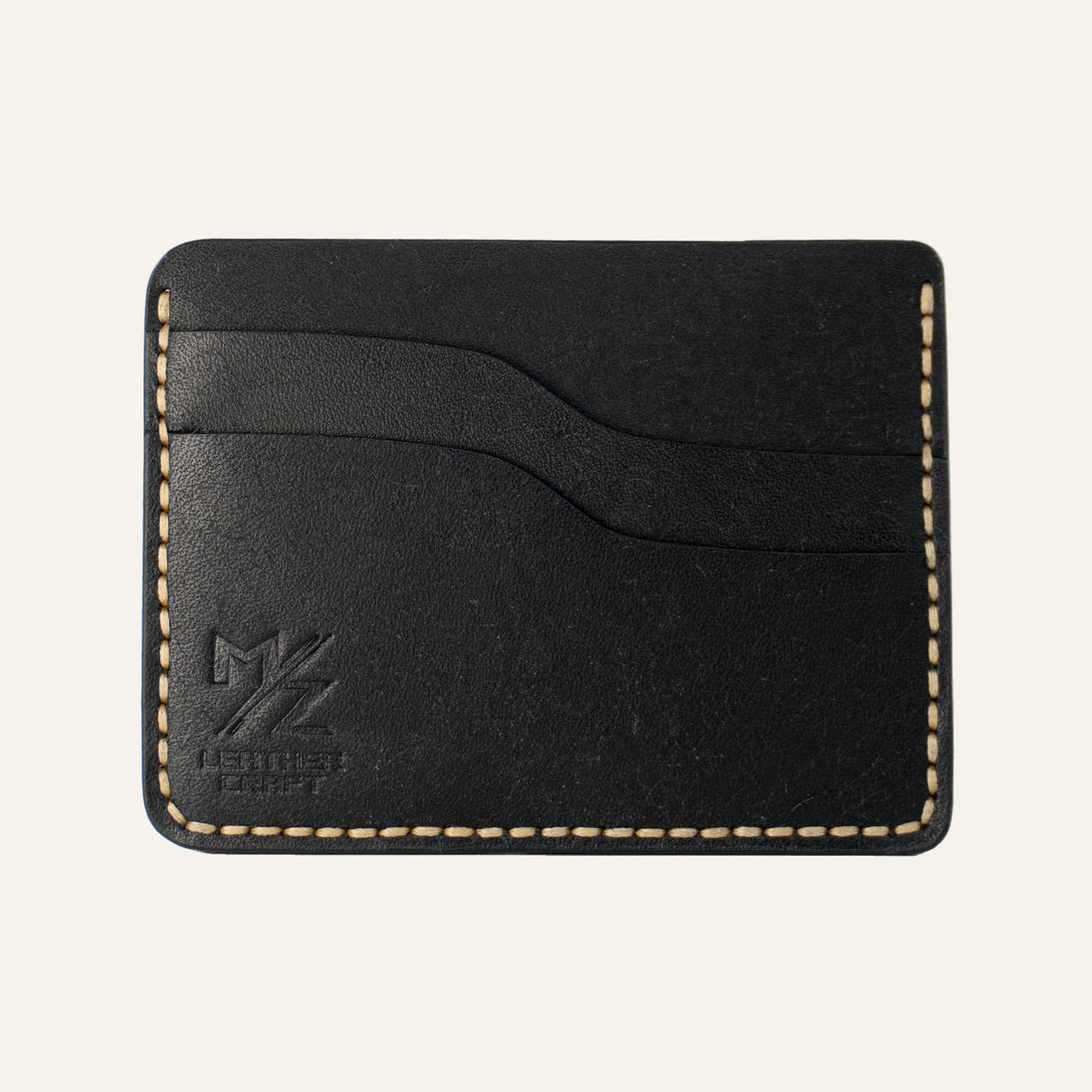 MZ Leather Craft yatay minimalist siyah Pueblo deri kartlık, boş kart yuvalarını ve mat deri dokusunu gösteren düz ön görünüm, sarı el dikişleri ve kabartmalı MZ logosu