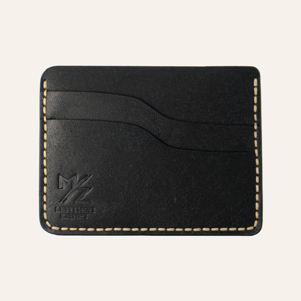 MZ Leather Craft yatay minimalist siyah Pueblo deri kartlık, boş kart yuvalarını ve mat deri dokusunu gösteren düz ön görünüm, sarı el dikişleri ve kabartmalı MZ logosu