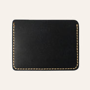 MZ Leather Craft yatay minimalist siyah Pueblo deri kartlık, temiz arka paneli ve çevreleyen sarı el dikişlerini gösteren arka görünüm