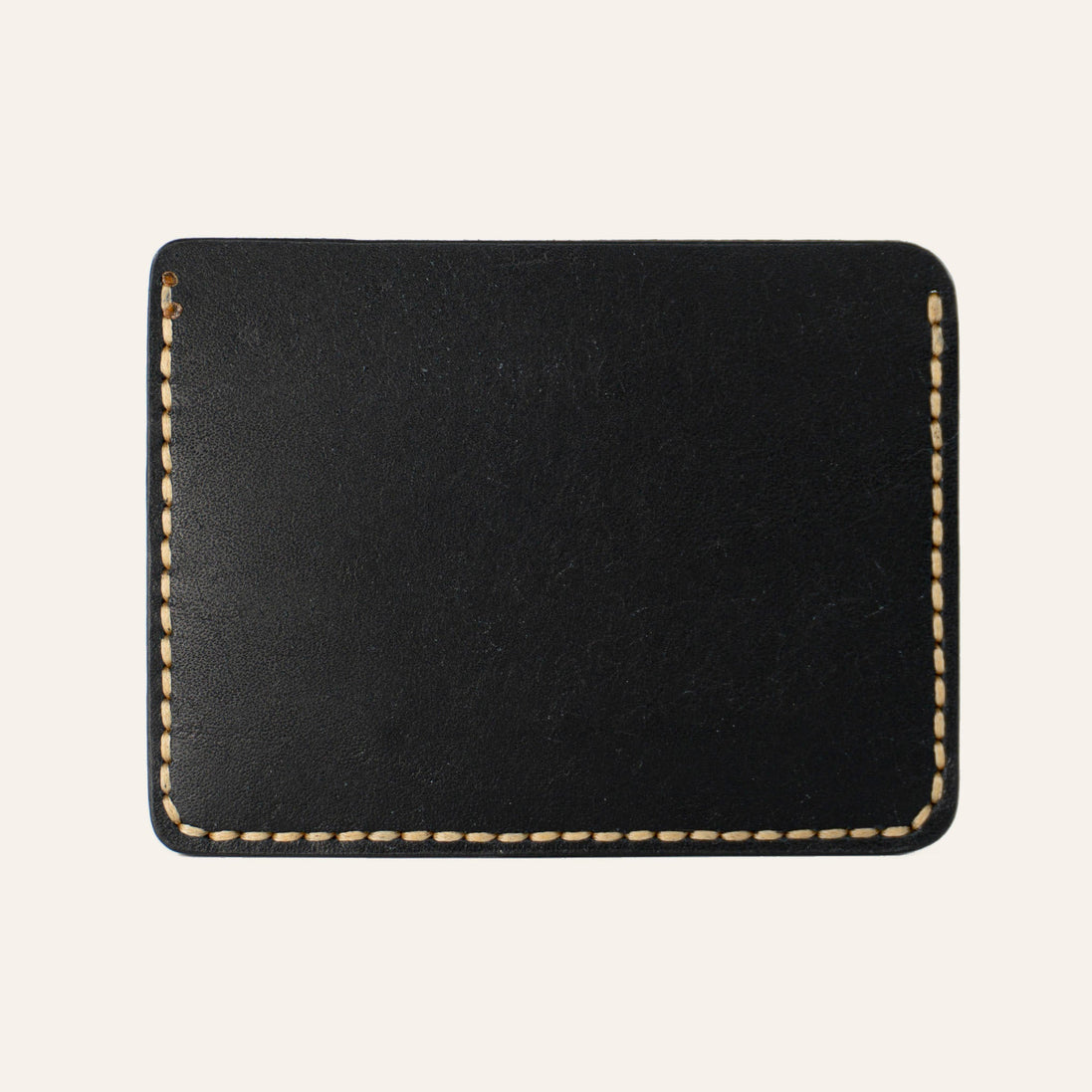 MZ Leather Craft yatay minimalist siyah Pueblo deri kartlık, temiz arka paneli ve çevreleyen sarı el dikişlerini gösteren arka görünüm