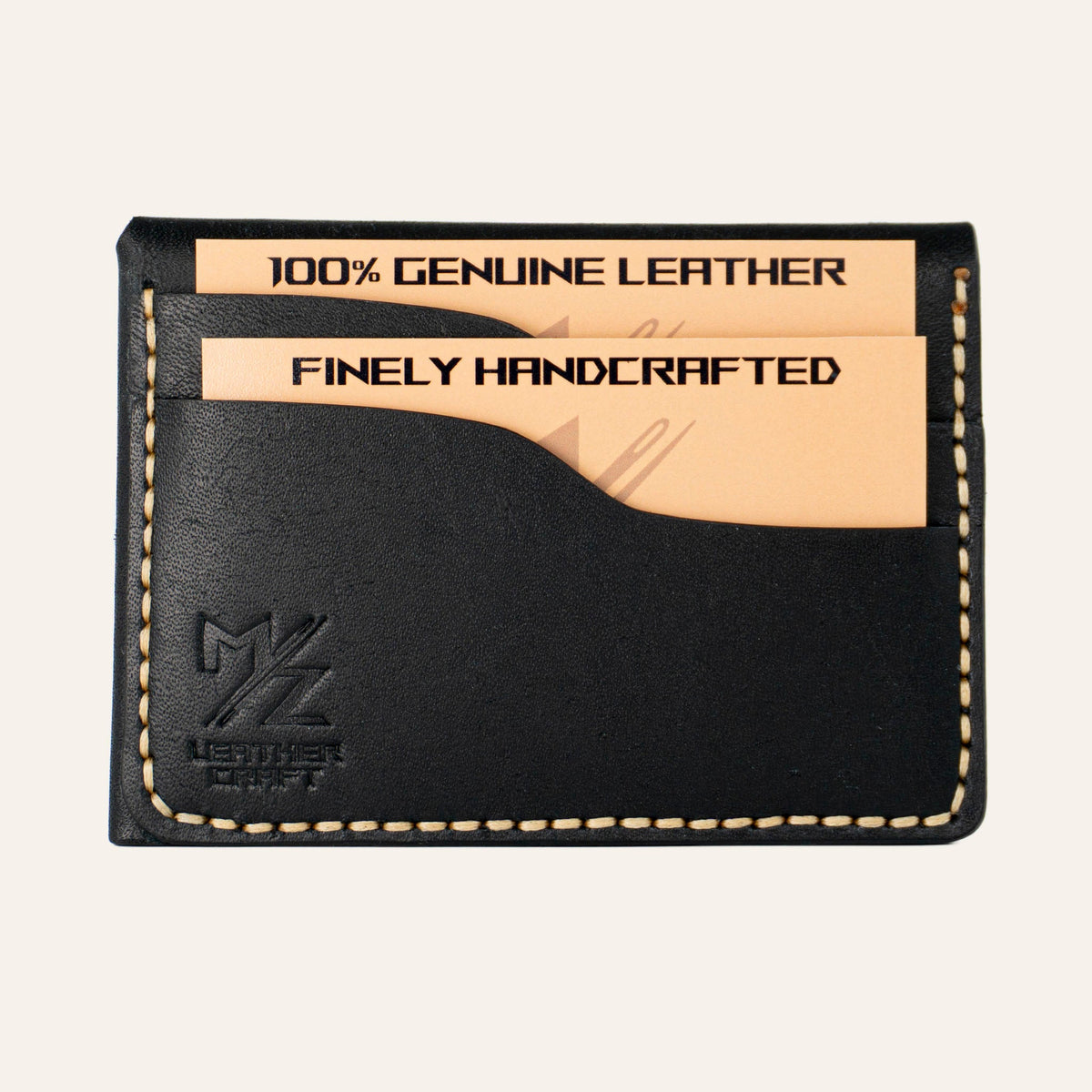MZ Leather Craft çift çıtçıtlı kapaklı minimalist siyah Pueblo deri cüzdan dolu arka görünüm, tanıtım kartları yerleştirilmiş iki adet kart yuvası, sarı el dikişleri ve MZ logosu