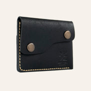 MZ Leather Craft siyah Pueblo deri kapaklı minimalist cüzdan, kapalı hafif açılı sol profil görünümü, sarı el dikişi hattı ve mat deri dokusu
