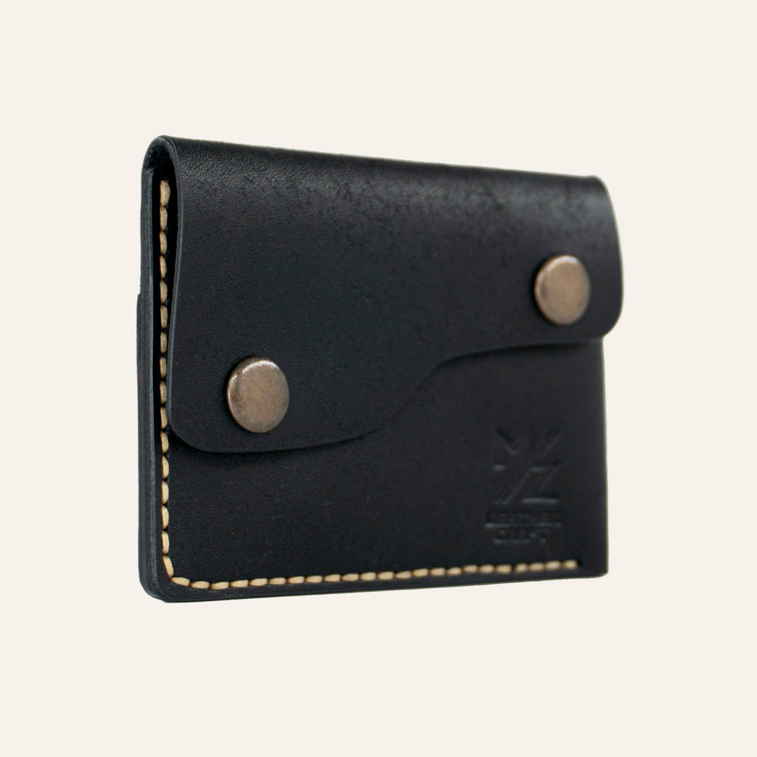 MZ Leather Craft siyah Pueblo deri kapaklı minimalist cüzdan, kapalı hafif açılı sol profil görünümü, sarı el dikişi hattı ve mat deri dokusu