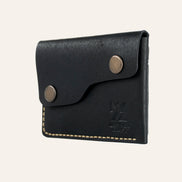 MZ Leather Craft siyah Pueblo deri kapaklı minimalist cüzdan, kapalı hafif açılı sağ profil görünümü, çift çıtçıt detayı ve asimetrik kapak yapısı