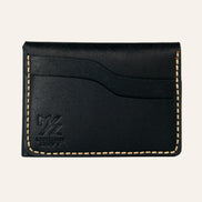 MZ Leather Craft çift çıtçıtlı kapaklı minimalist siyah Pueblo deri cüzdan boş arka görünüm, kıvrımlı iki adet kart yuvası, sarı saraç dikişleri ve kabartmalı MZ logosu 