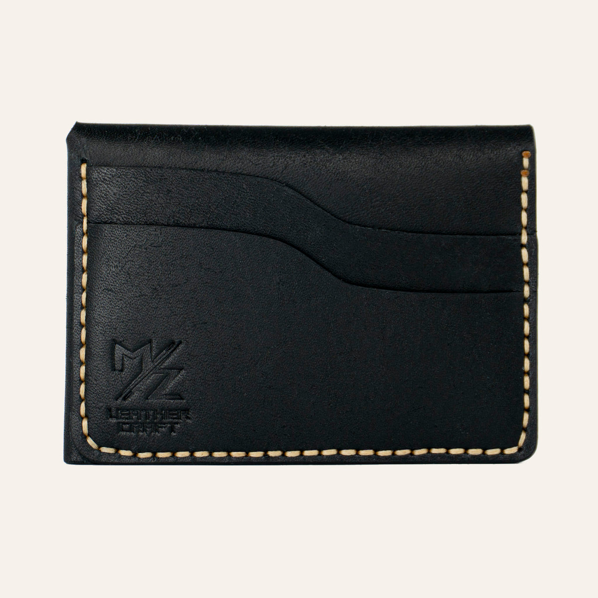 MZ Leather Craft çift çıtçıtlı kapaklı minimalist siyah Pueblo deri cüzdan boş arka görünüm, kıvrımlı iki adet kart yuvası, sarı saraç dikişleri ve kabartmalı MZ logosu 