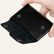 MZ Leather Craft açık kapaklı minimalist siyah Pueblo deri cüzdan, el ile tutulan iç görünüm, ana bölme, açık çıtçıtlar ve sarı el dikişi detayları