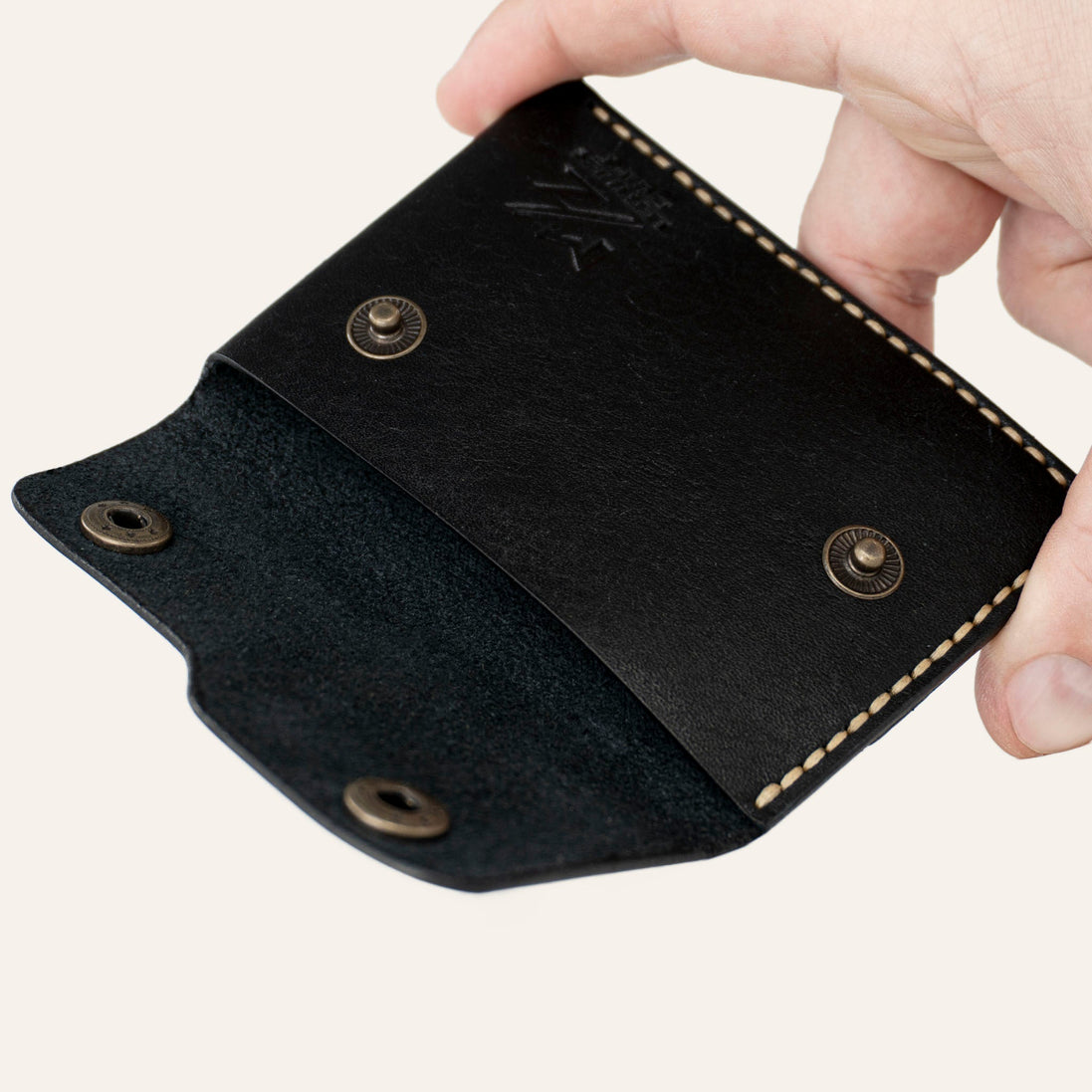 MZ Leather Craft açık kapaklı minimalist siyah Pueblo deri cüzdan, el ile tutulan iç görünüm, ana bölme, açık çıtçıtlar ve sarı el dikişi detayları