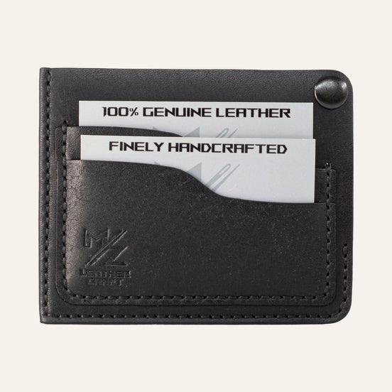 MZ Leather Craft köşe çıtçıtlı ters cüzdan siyah Pueblo deri, kapalı önden görünüm, iki adet dolu kart yuvası, siyah el dikişi ve kabartmalı MZ logosu