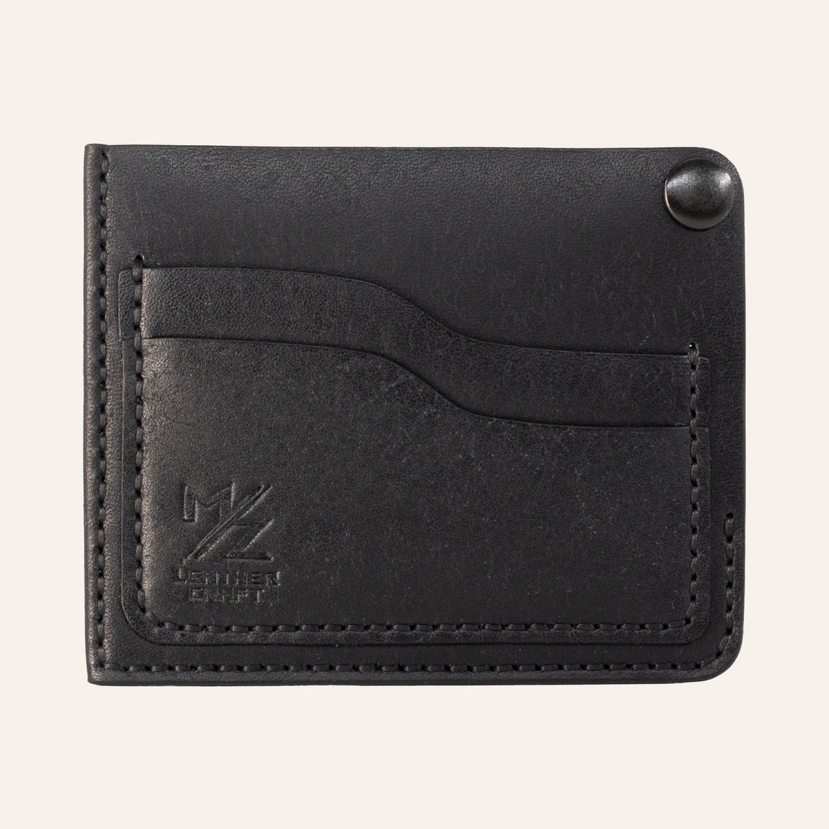 MZ Leather Craft köşe çıtçıtlı ters cüzdan siyah Pueblo deri, boş kart yuvalarını, kıvrımlı kesim hatlarını ve kapalı köşe çıtçıtını gösteren ön görünüm