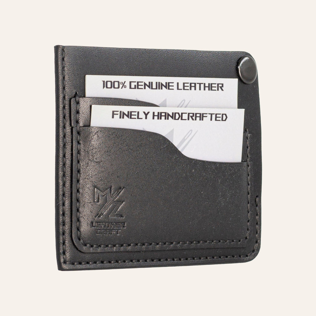 MZ Leather Craft köşe çıtçıtlı ters cüzdan siyah Pueblo deri, kapalı hafif açılı sol profil görünümü, dolu kart yuvaları ve mat deri dokusu