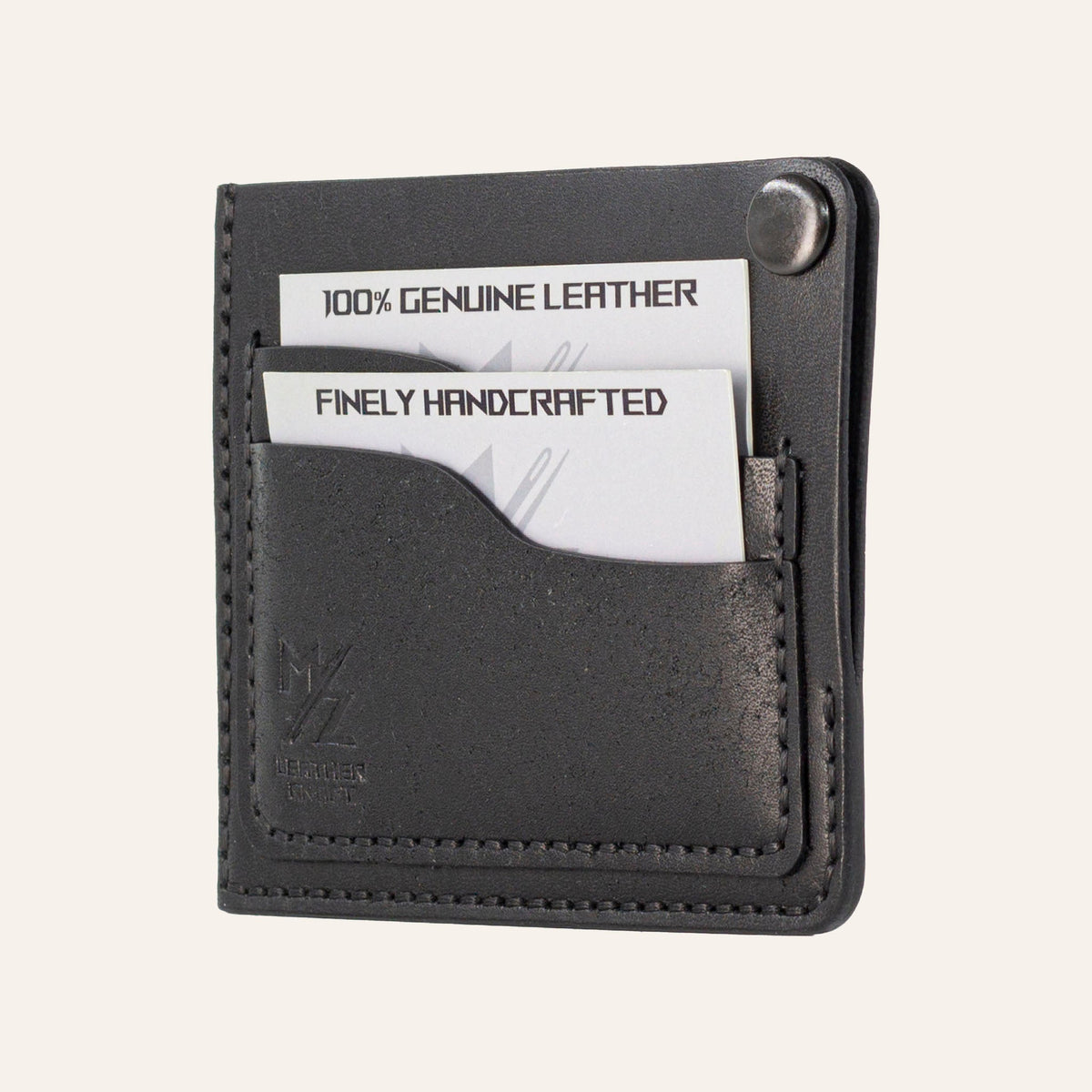 MZ Leather Craft köşe çıtçıtlı ters cüzdan siyah Pueblo deri, kapalı hafif açılı sağ profil görünümü, köşe çıtçıt detayı ve siyah saraç dikişleri