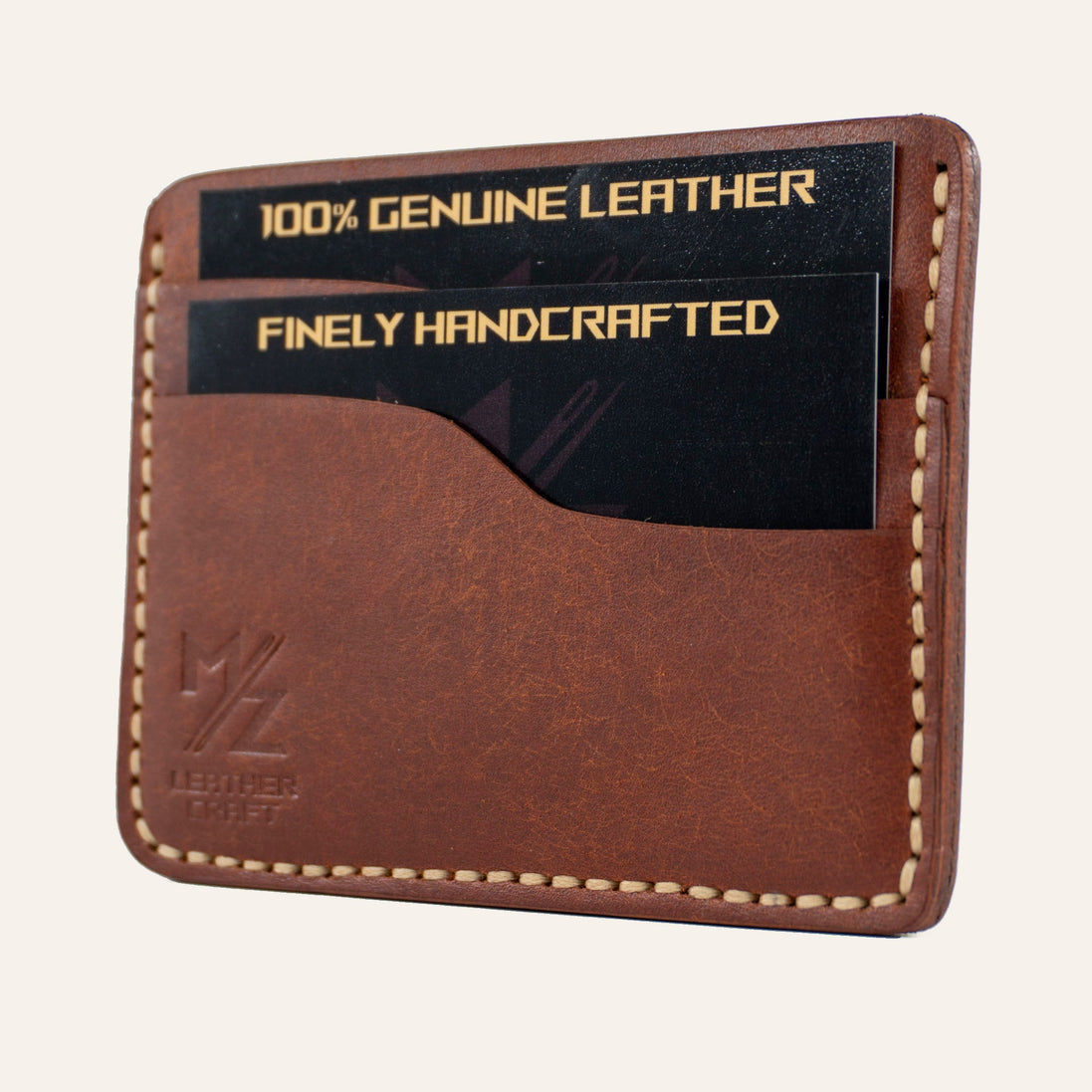 MZ Leather Craft yatay minimalist kiremit Pueblo deri kartlık, kartlarla dolu hafif açılı sağ profil görünümü, açık gri el dikişi kalitesi ve belirgin Pueblo deri dokusu
