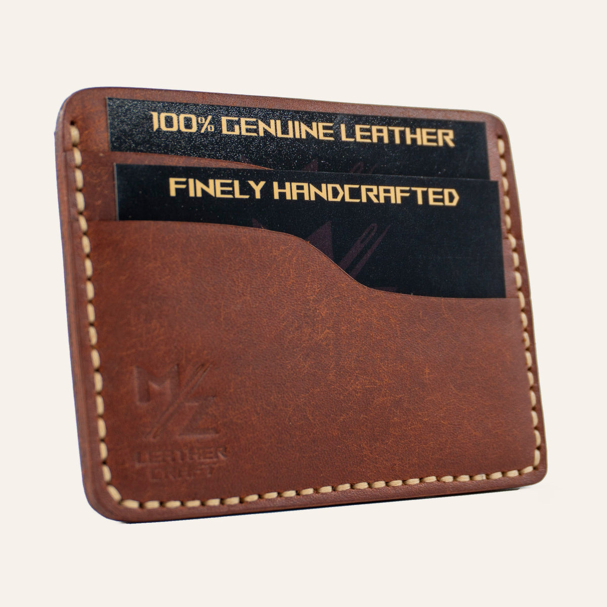 MZ Leather Craft yatay minimalist kiremit Pueblo deri kartlık, kartlarla dolu hafif açılı sol profil görünümü, mat yüzey dokusu ve açık gri el dikişi hattı