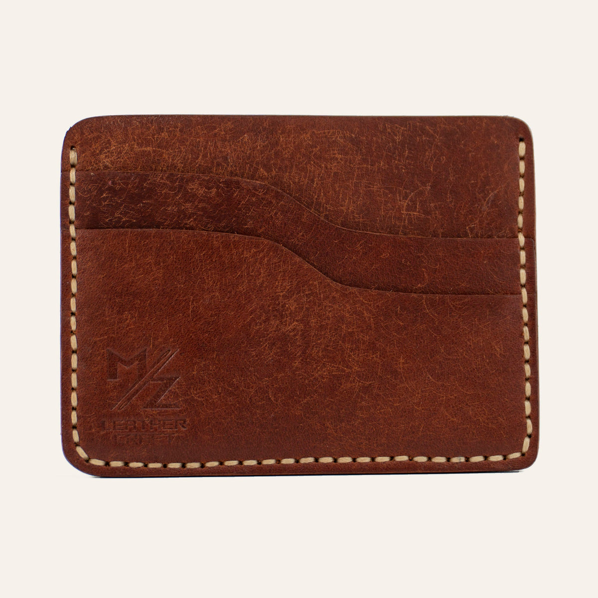 MZ Leather Craft yatay minimalist kiremit Pueblo deri kartlık, boş kart yuvalarını ve mat deri dokusunu gösteren düz ön görünüm, açık gri el dikişleri ve kabartmalı MZ logosu