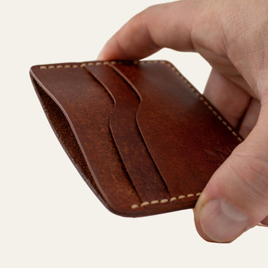 MZ Leather Craft yatay minimalist kiremit Pueblo deri kartlık, el ile tutulan hafif açılı boş ön görünüm, kıvrımlı kart yuvaları ve açık gri saraç dikişi detayları