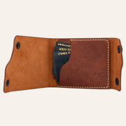 MZ Leather Craft açık dil kapaklı kompakt kiremit Pueblo deri cüzdan iç görünüm, dolu kart yuvası, tanıtım kartları, kabartmalı MZ logosu ve açık gri saraç dikişleri